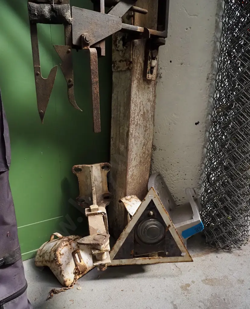 NZ Railways tablet catcher on stand with additional light, cast iron extras H2000 Image 1++