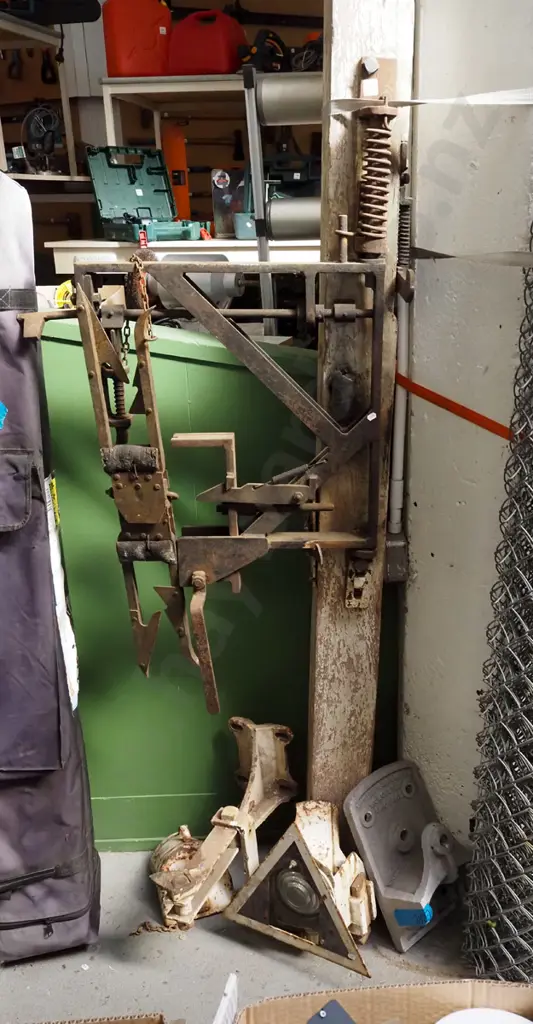 NZ Railways tablet catcher on stand with additional light, cast iron extras H2000 Image 1++