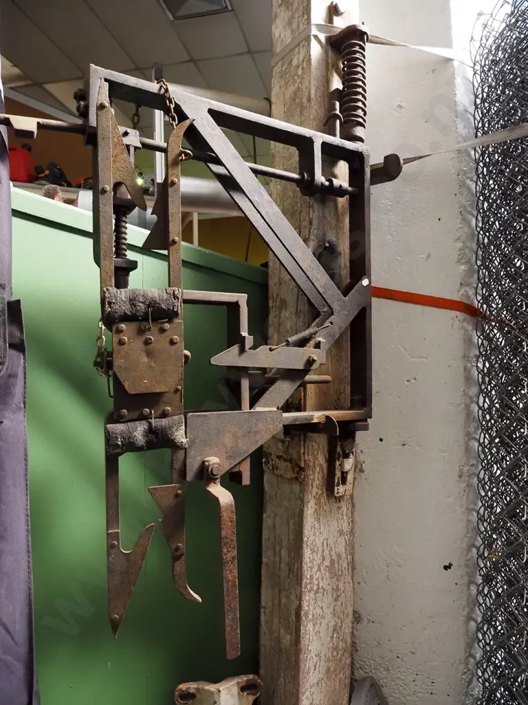 NZ Railways tablet catcher on stand with additional light, cast iron extras H2000 Image 1++