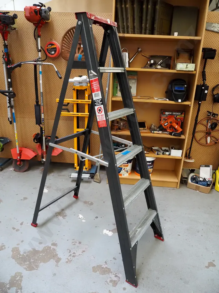 Performer metal 5 step ladder Image 1++