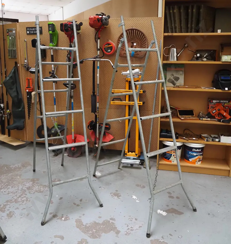 pair of A framed scaffolding stands Image 1++