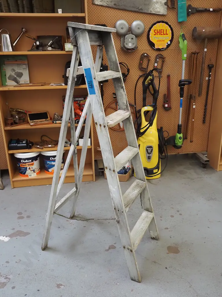 wooden 5 step ladder Image 1++