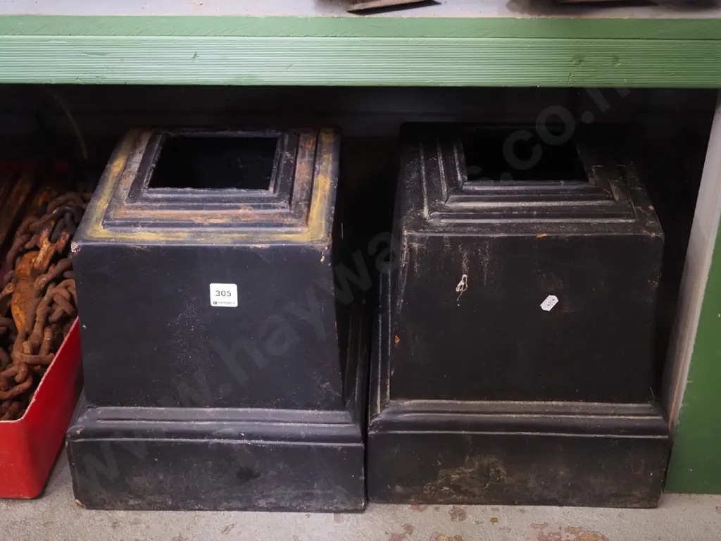 2x cast metal plinths H350 Image 1++