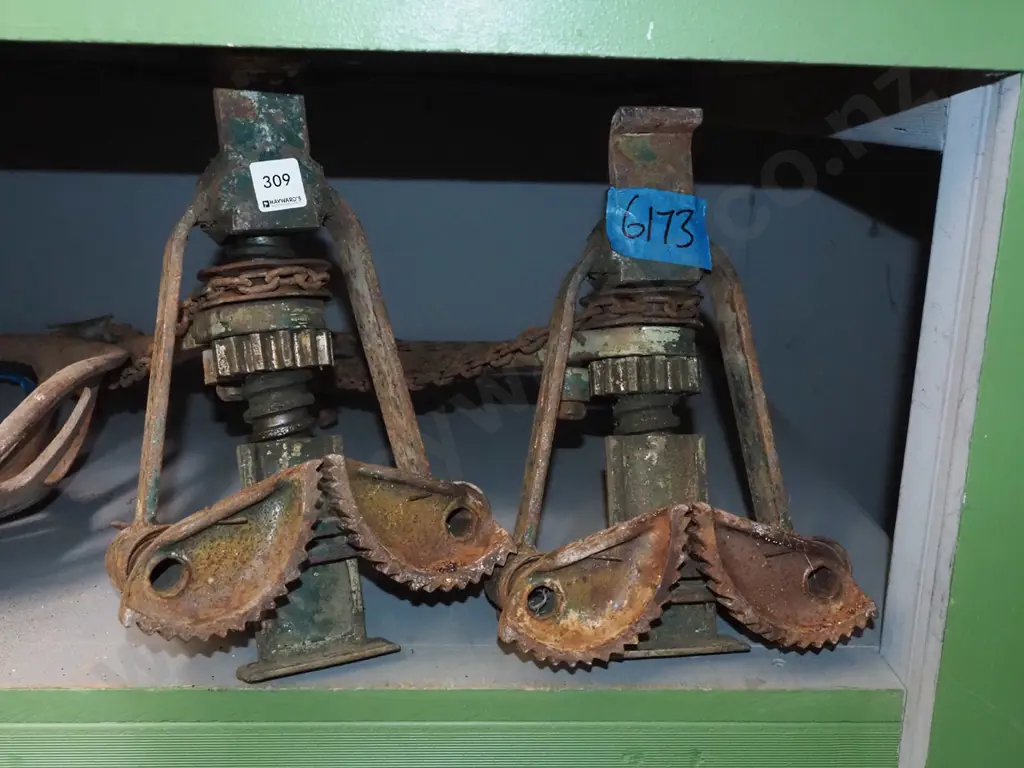 pair of t & g floor clamps Image 1++