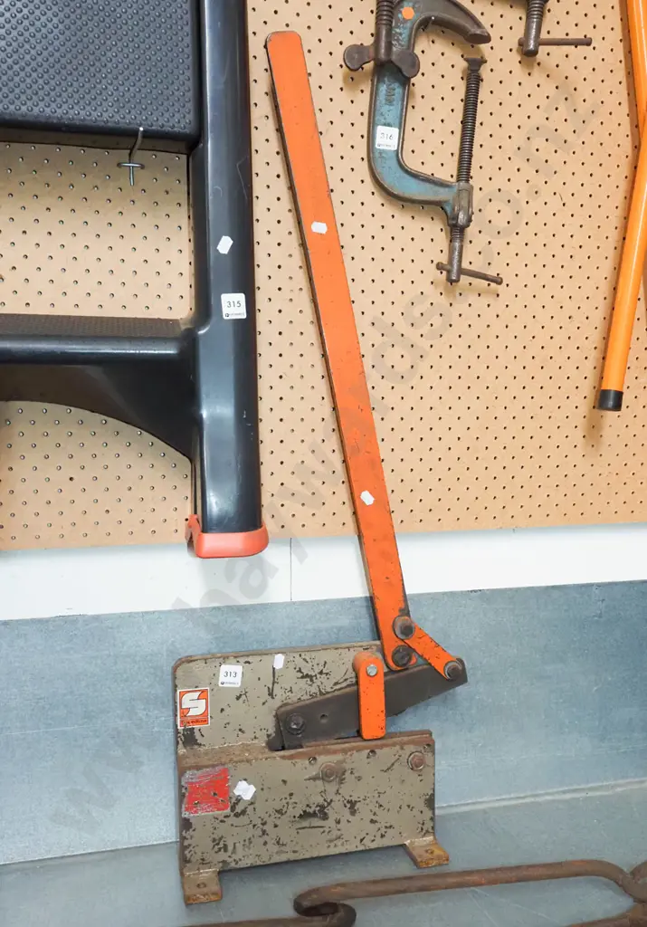 metal guillotine Image 1++