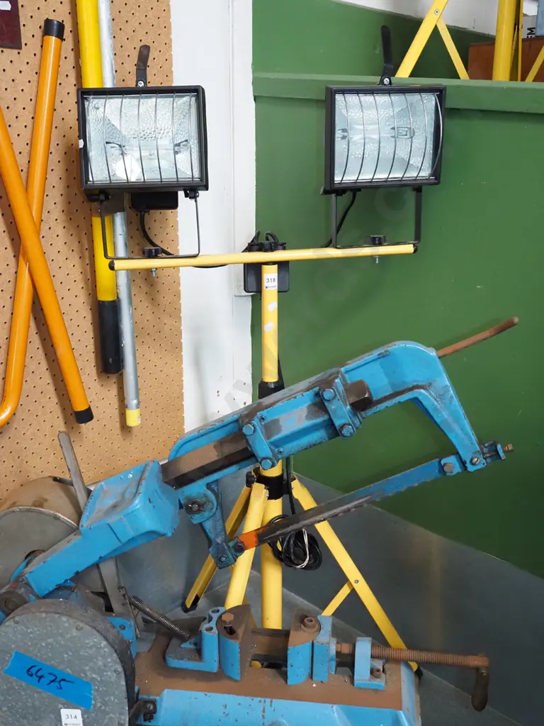 twin halogen lights on stand Image 1++