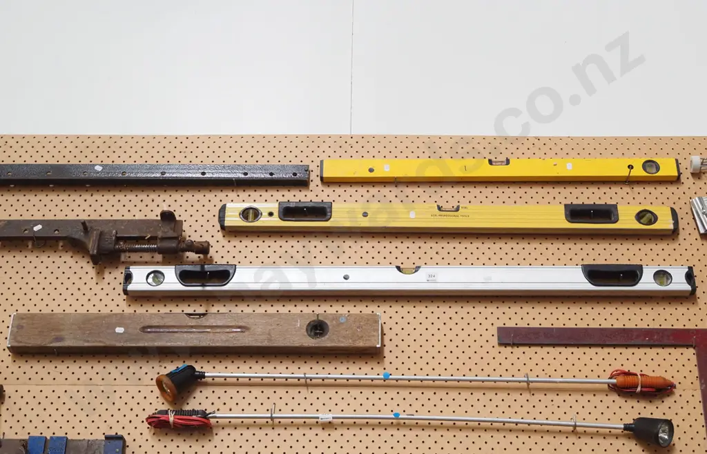 4x builder's levels - black dots Image 1++