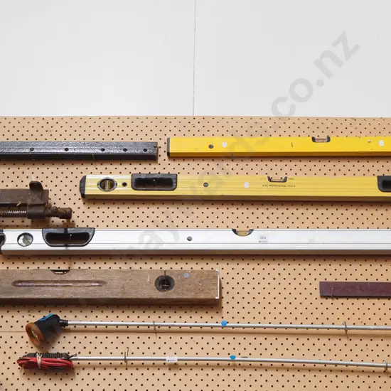 4x builder's levels - black dots