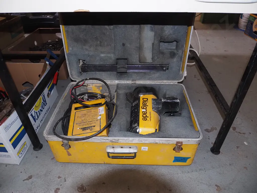 cased dial grade laser level Image 1++