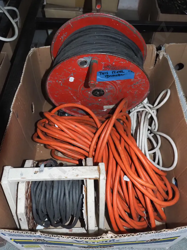 box; extension cords - 1 is broken Image 1++