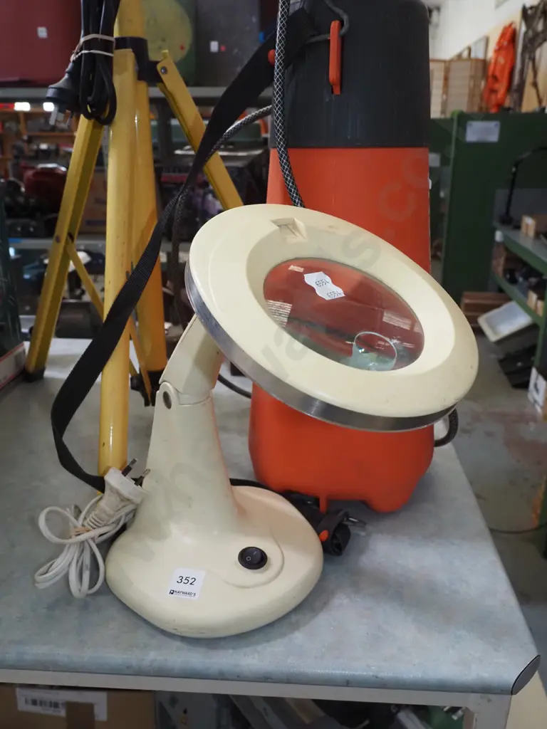 illuminated magnifying glass on stand Image 1++