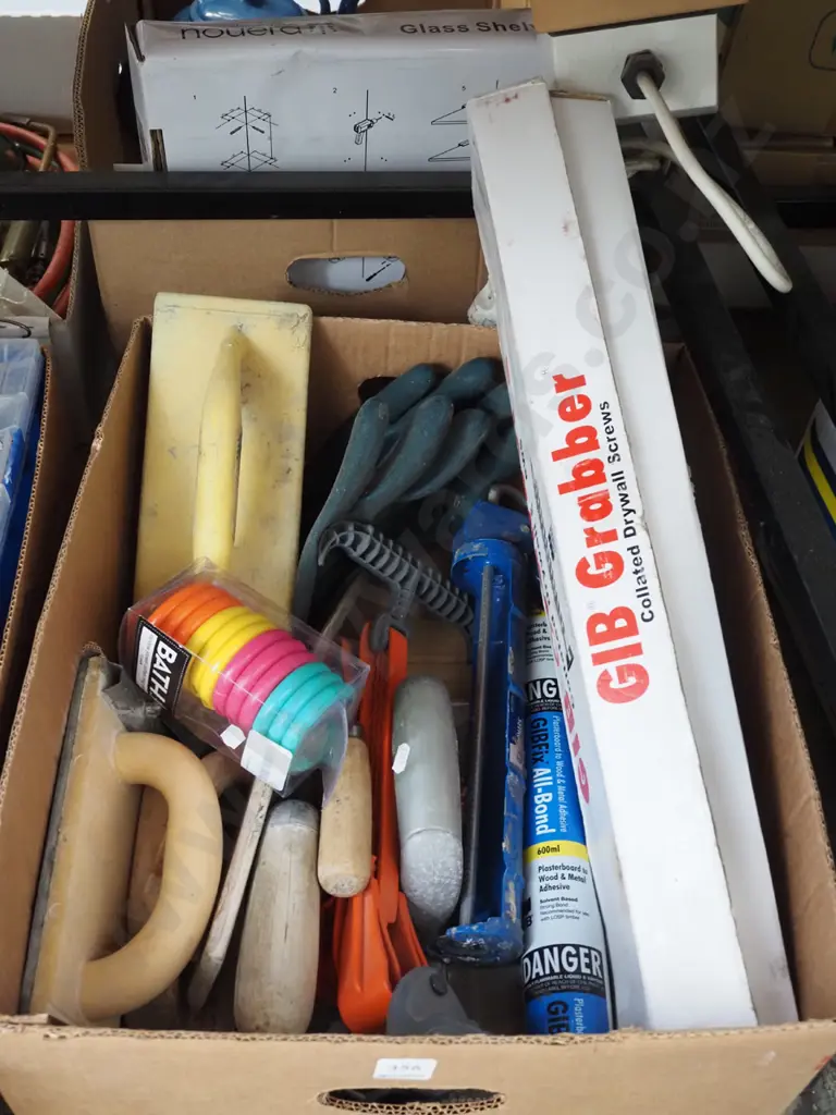 box; floats, collated jib screws etc Image 1++