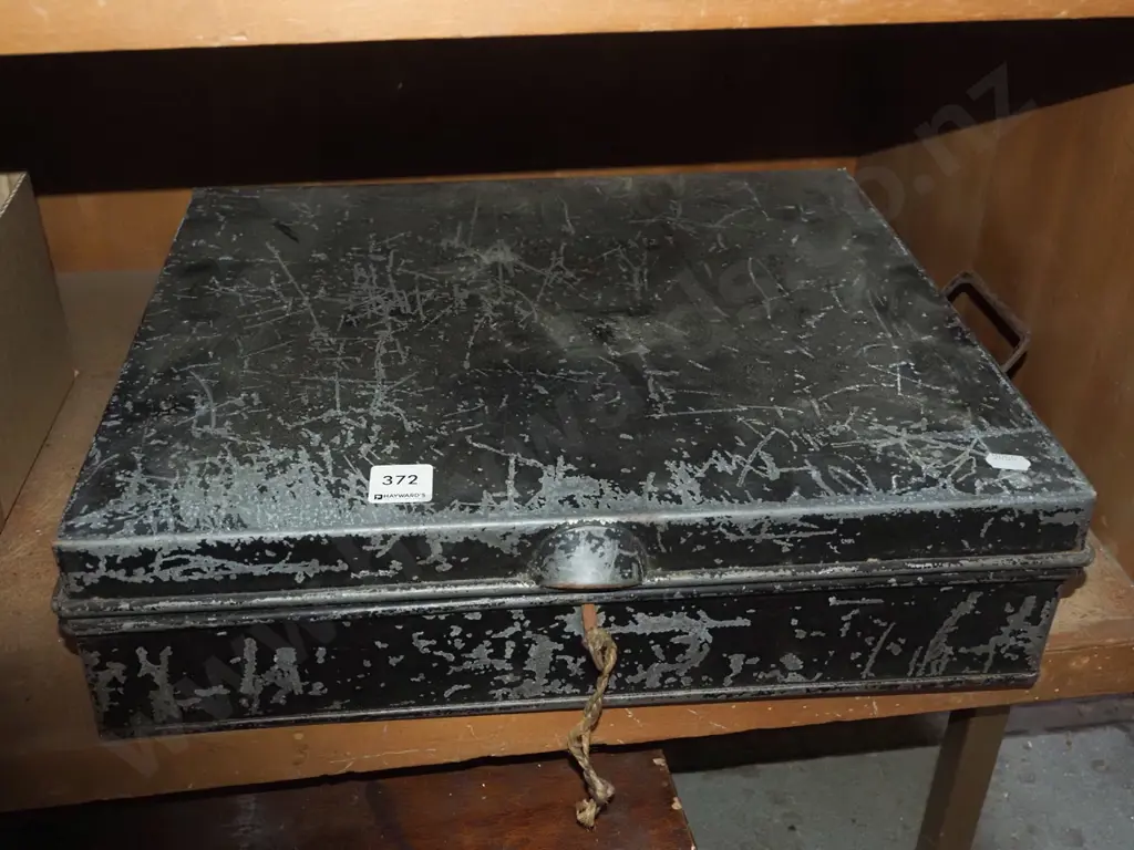 lockable metal case - key in office Image 1++