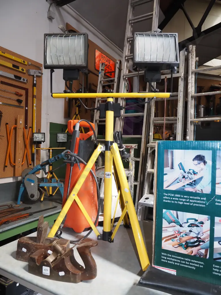 dual halogen work light on stand Image 1++