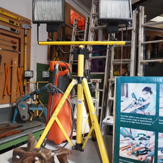 dual halogen work light on stand