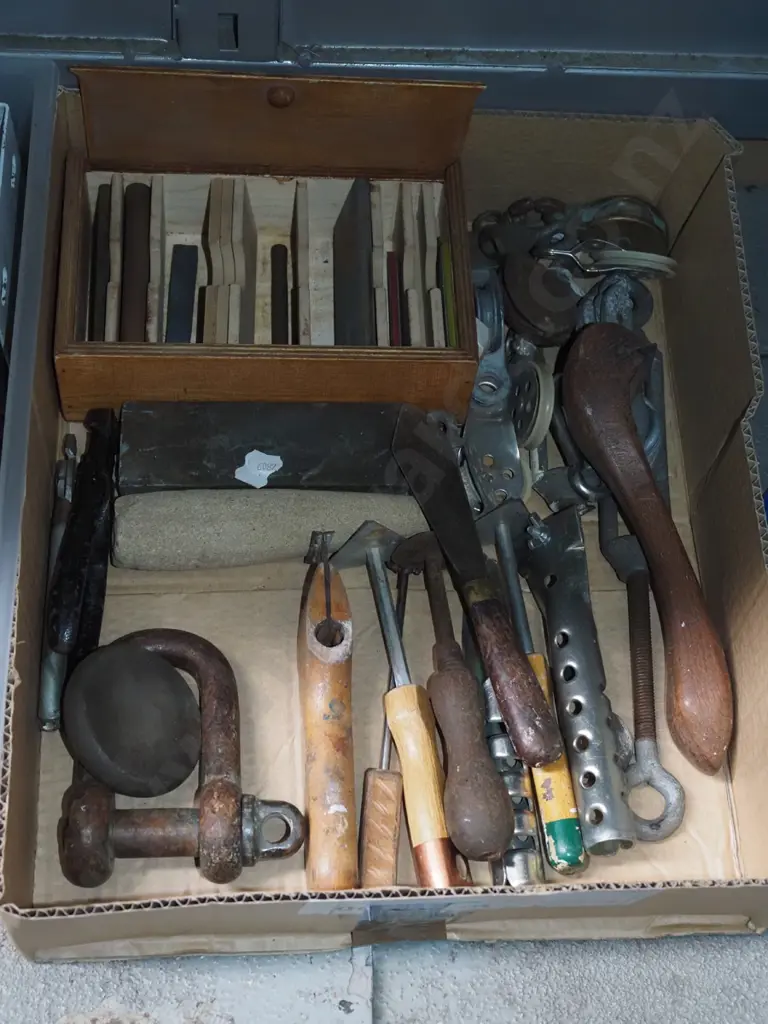 box; D shackle, paint scrapers, pulleys, sharpening stones etc Image 1++