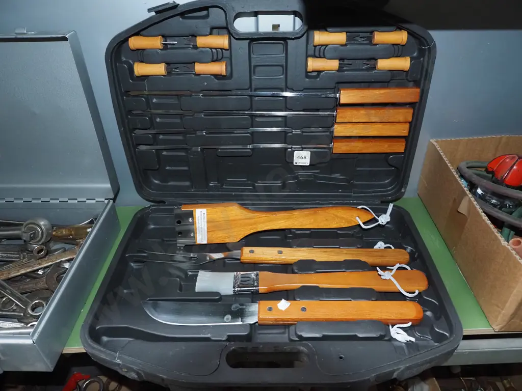 cased bbq tool set Image 1++