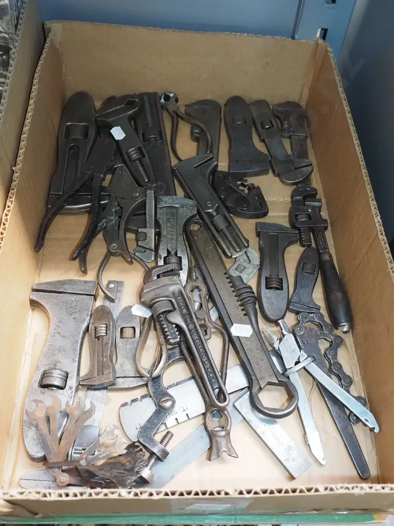 box; various vintage wrenches etc Image 1++