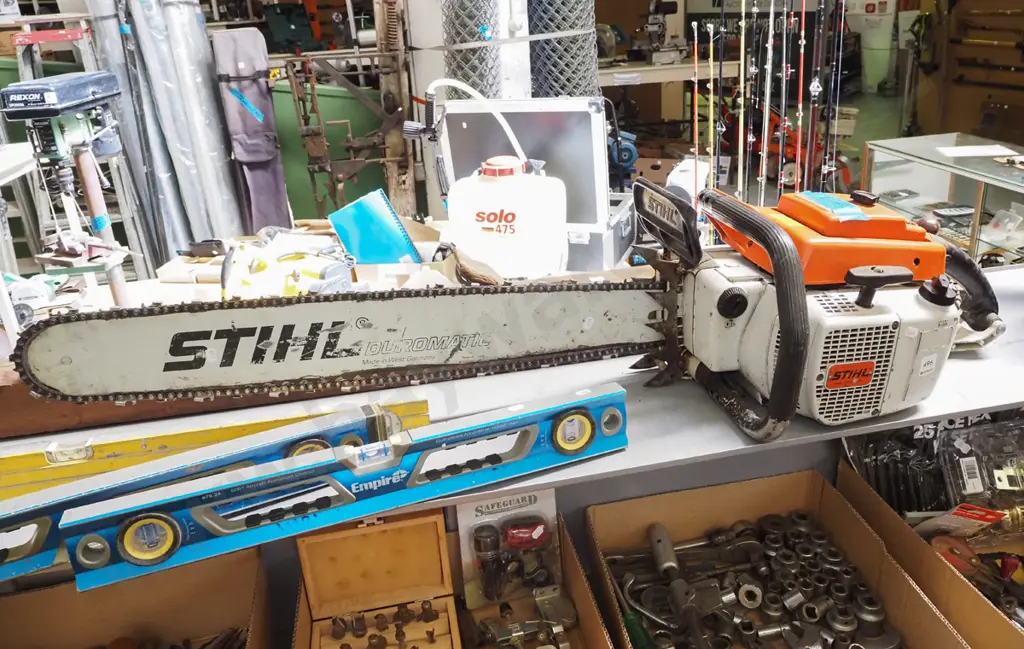 large Stihl 051 AV chainsaw - goes well, chain needs tightening Image 1++