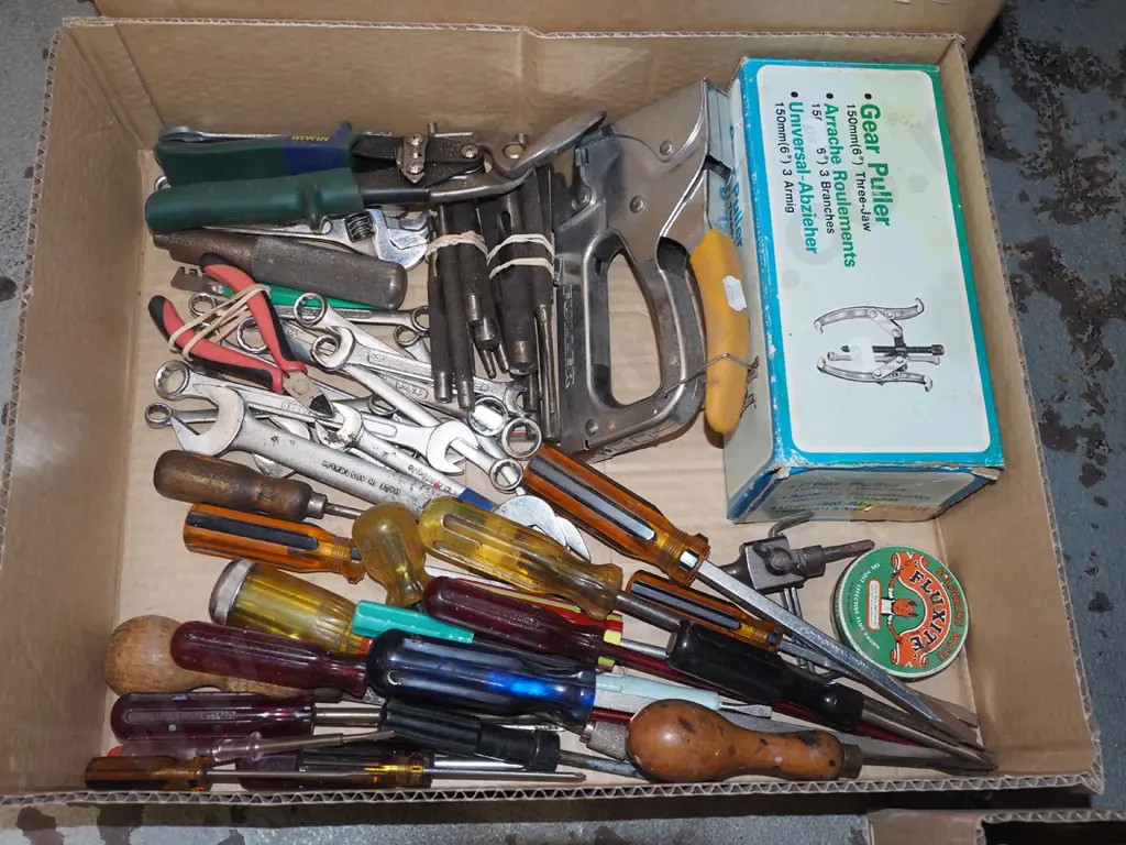 box; screwdriver, stapler, gear puller etc Image 1++