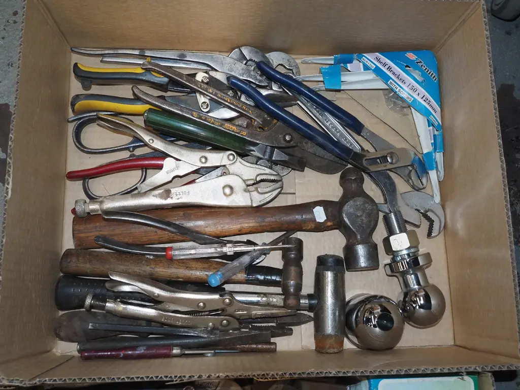 box; tow balls, vice grips etc Image 1++