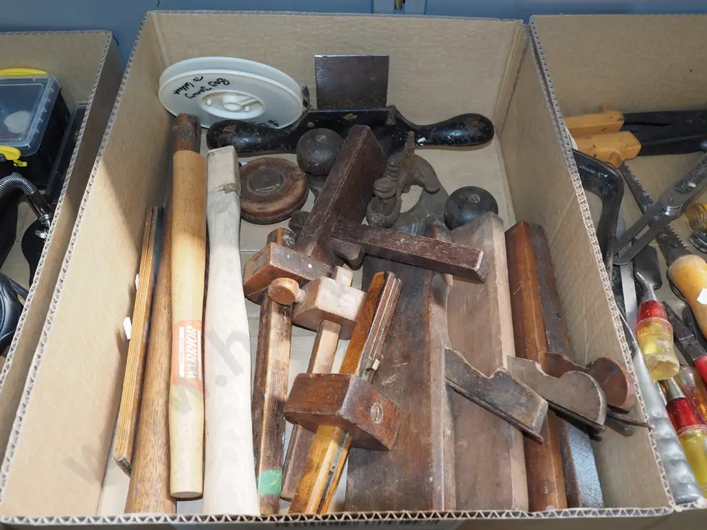box; plunge plane, moulding planes, hammer handles etc Image 1++