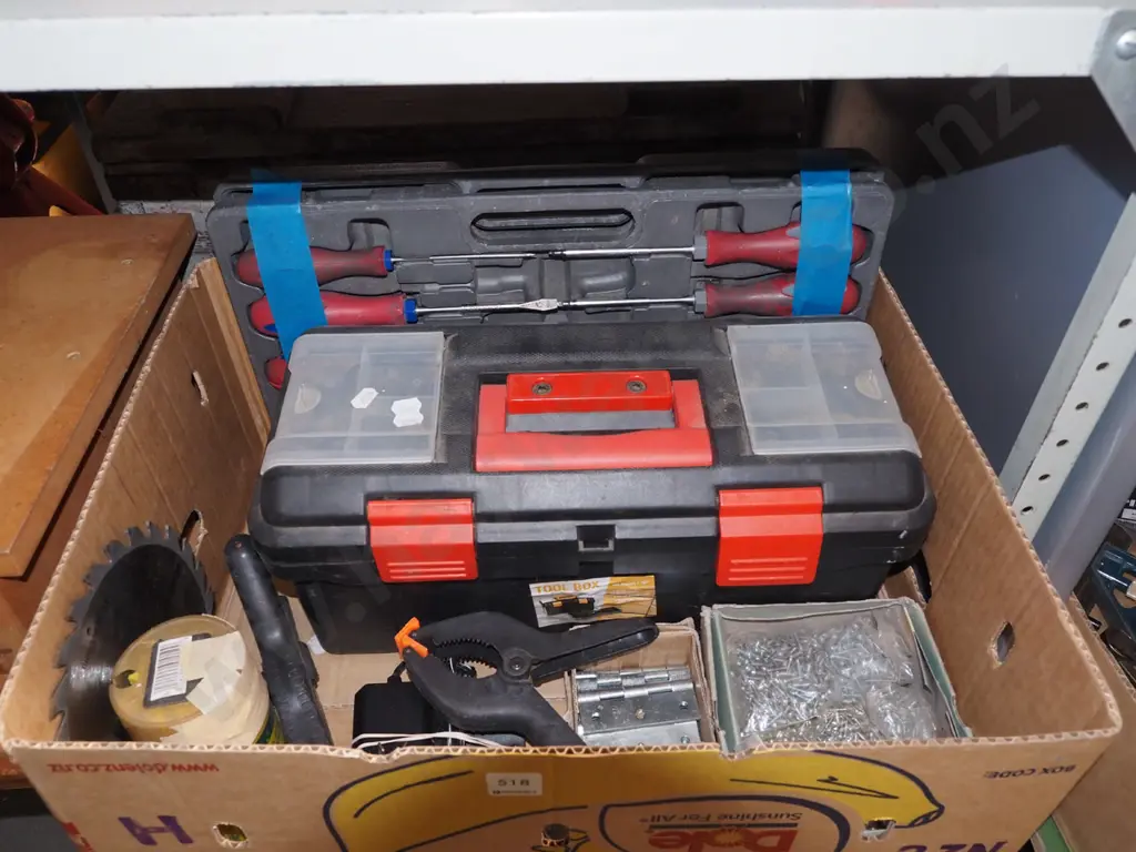 box; screws, hinges etc Image 1++