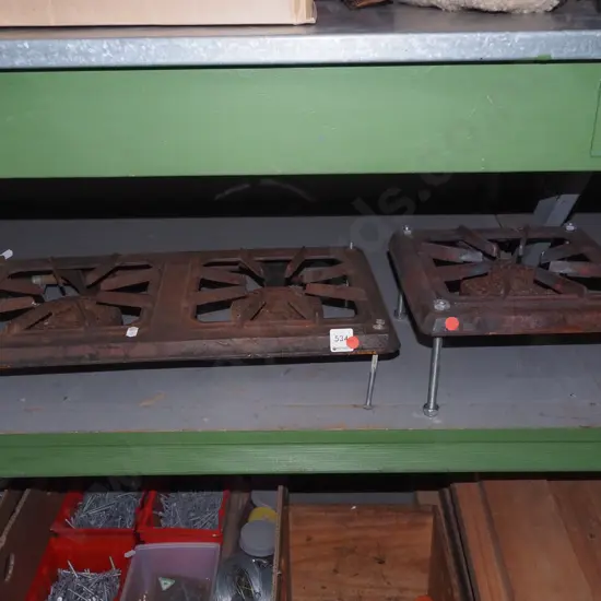 2x gas burners, 1 single and 1 twin 