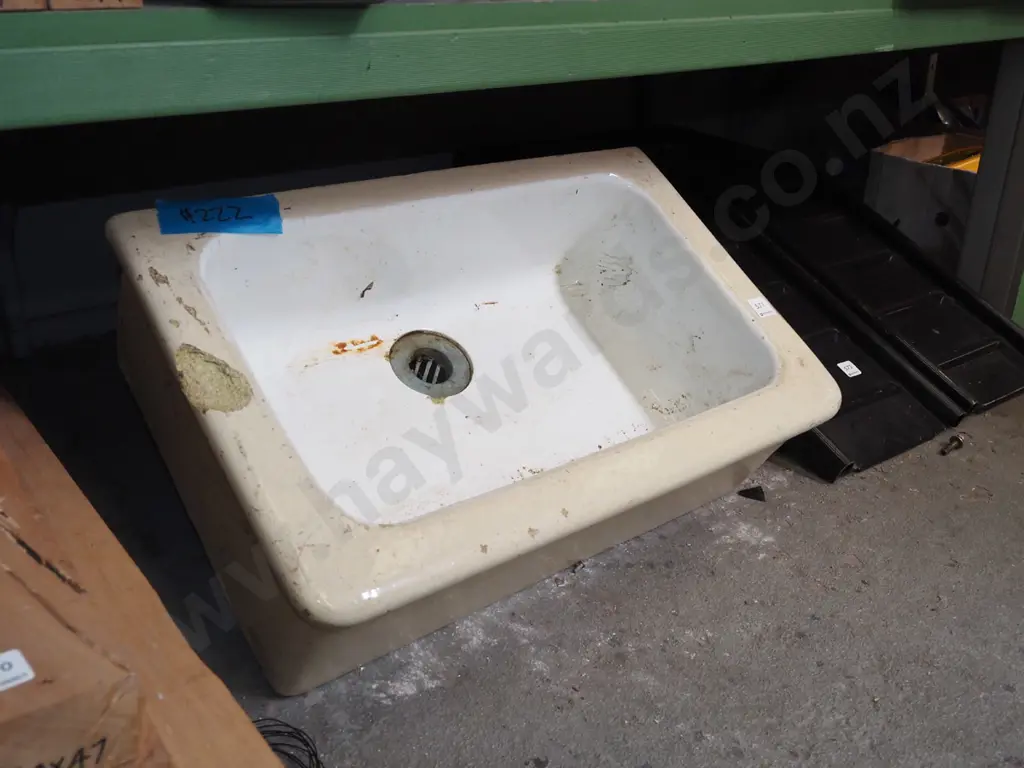 butler's sink - some chips Image 1++