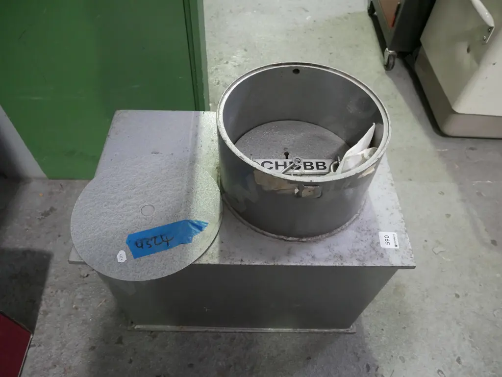 Chubb floor safe - key in office Image 1++