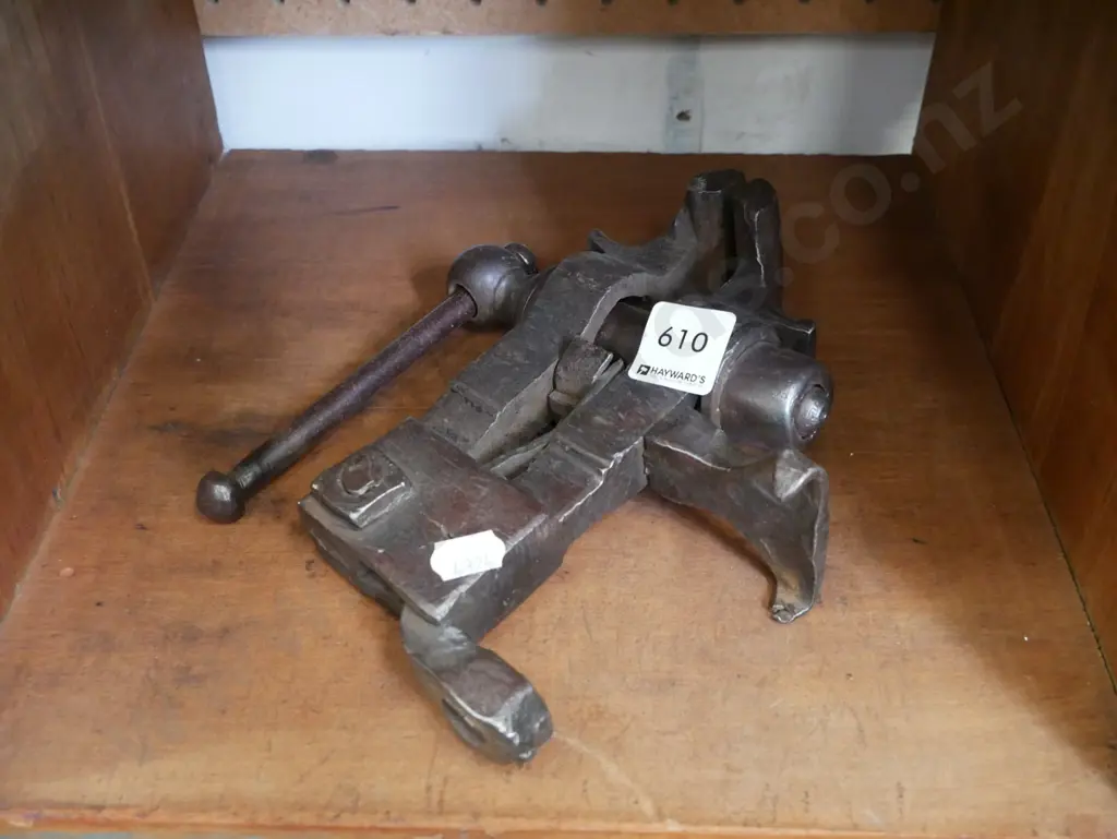 small vintage hobby vice Image 1++