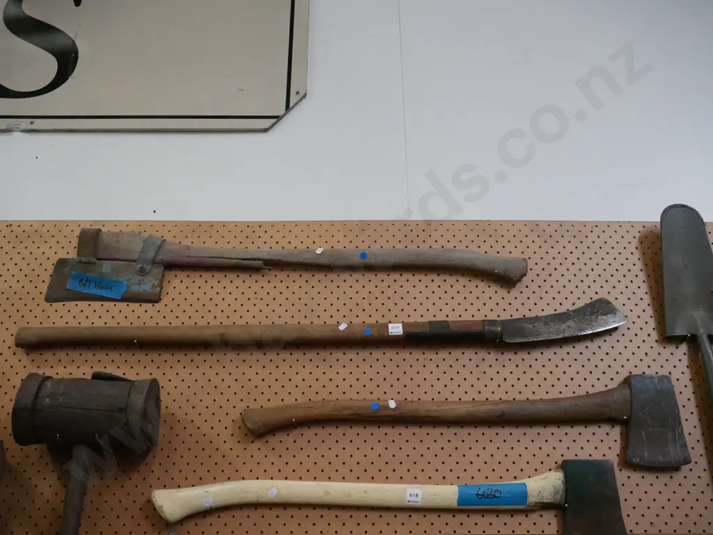 axe, slasher, bill hook - blue dots Image 1++