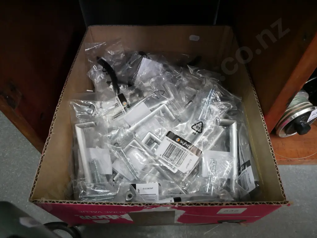 box of modern drawer handles Image 1++