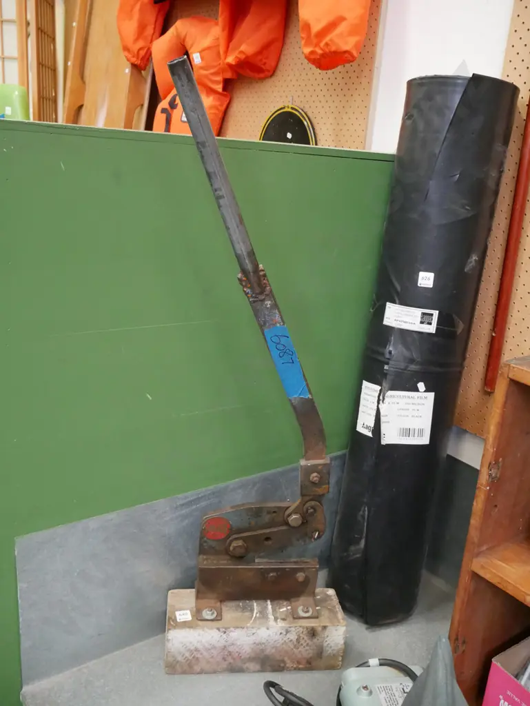 guillotine metal Image 1++