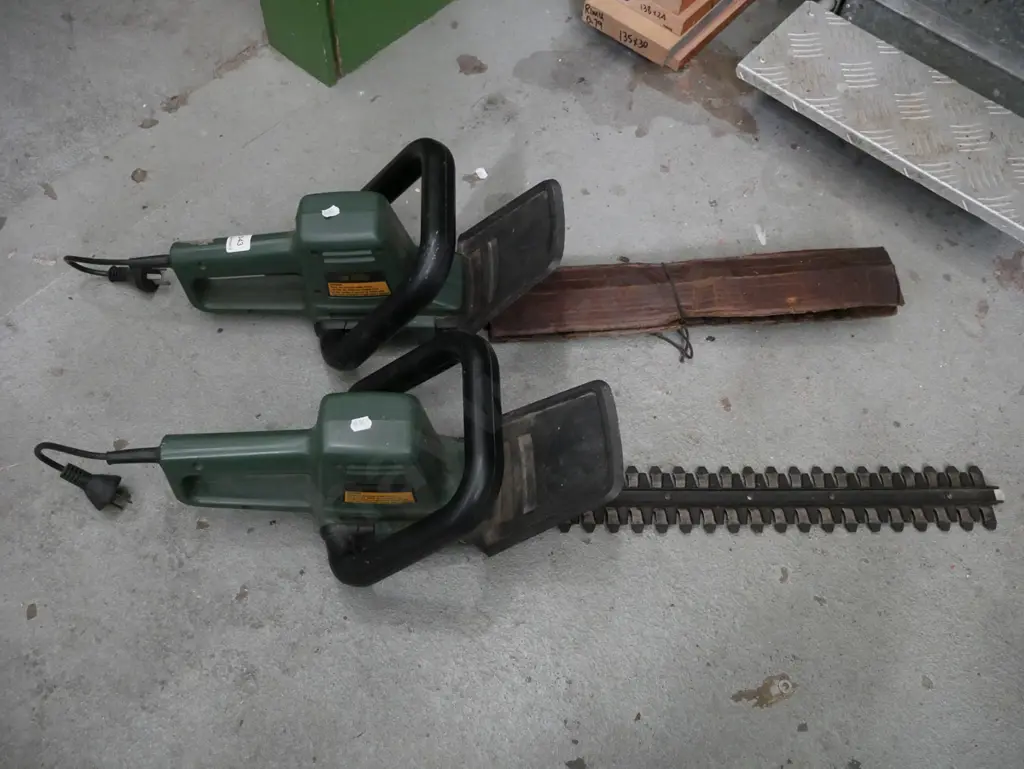 2x BD corded hedge trimmers Image 1++