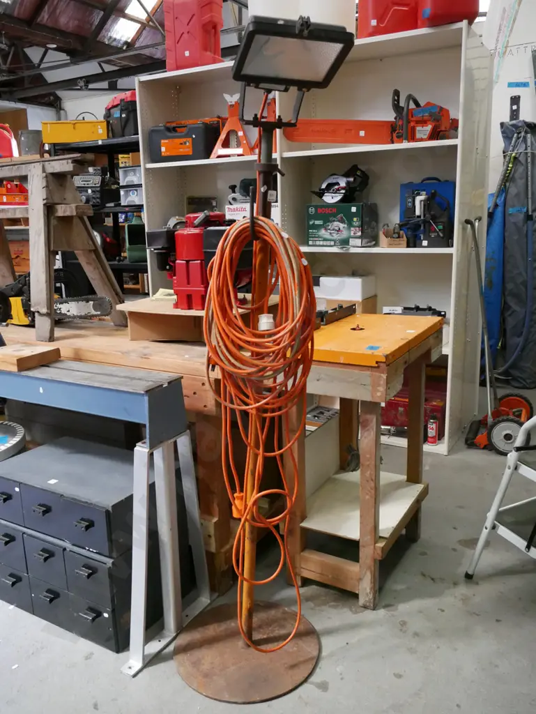 halogen light on stand with additional extension cord Image 1++