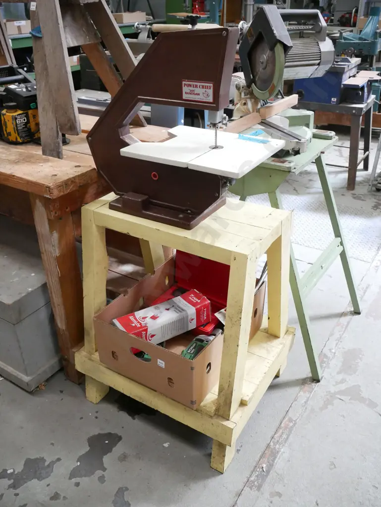 Power Chief band saw on stand Image 1++