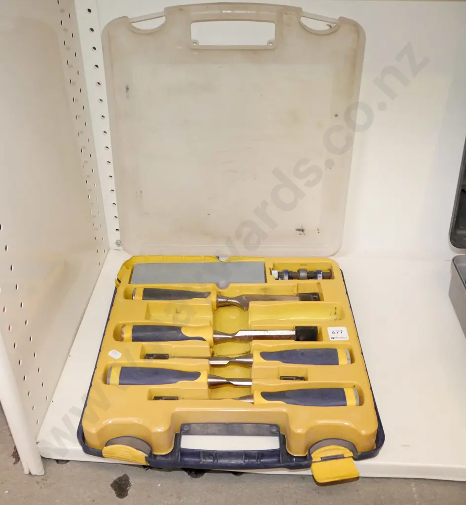 Irwin chisel set with sharpening stone - missing 1 chisel Image 1++