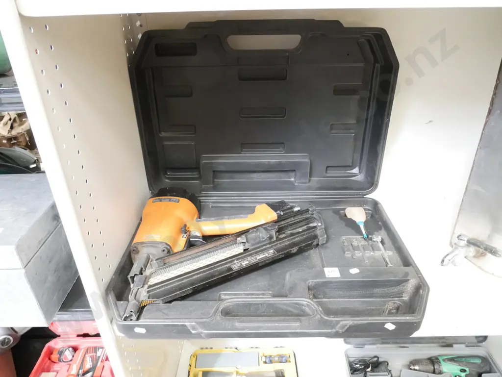 air powered nail gun Image 1++