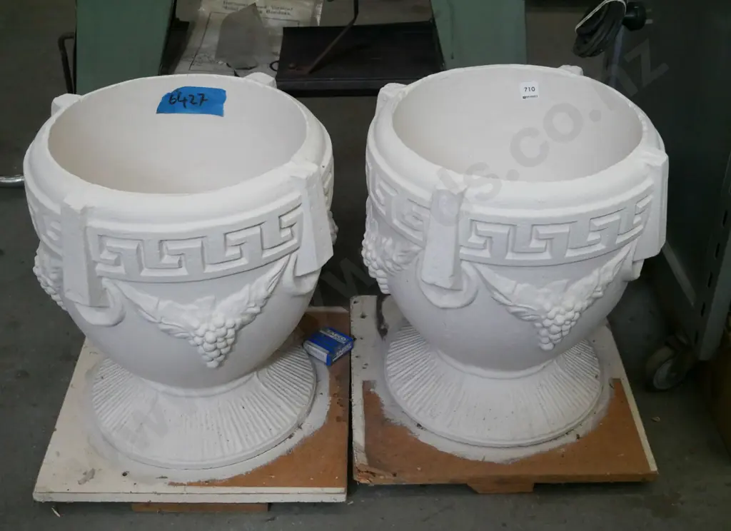 2x as new concrete garden urns H425  Image 1++