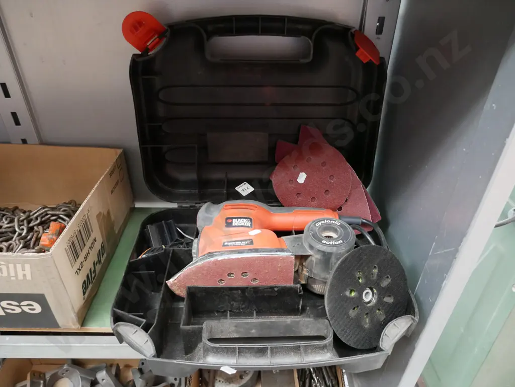 Black & Decker cased orbital sander Image 1++