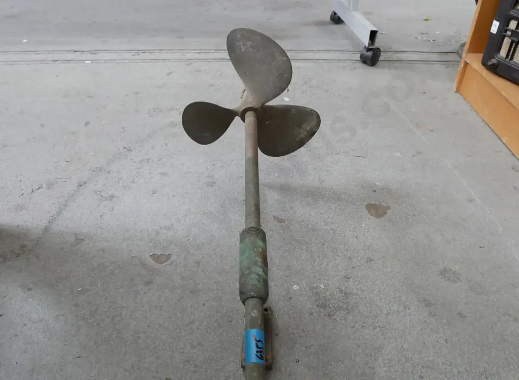 brass boat propellor and shaft L1400 Image 1++