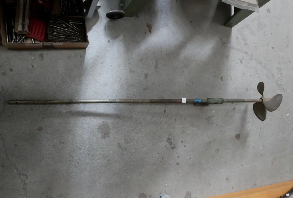 brass boat propellor and shaft L1400 Image 1++