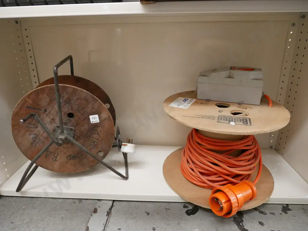 2x extension cords and reels Image 1++