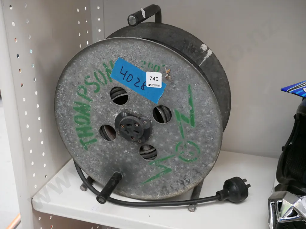 extension cord and reel Image 1++