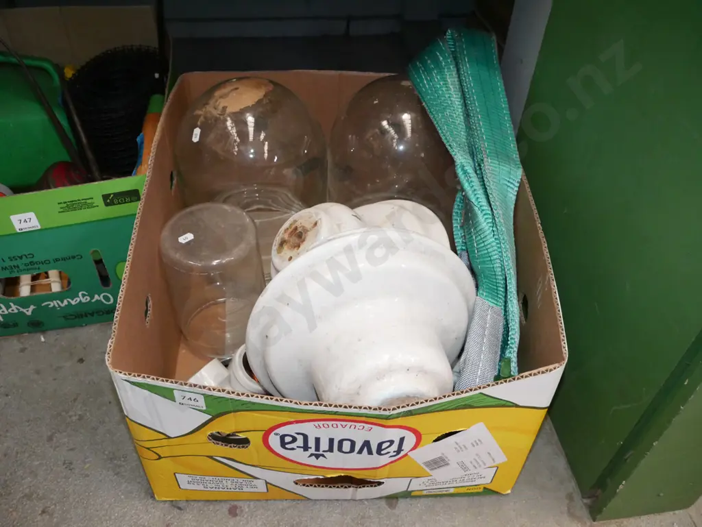 box; load strop, D shackle, glass globes, insulators Image 1++