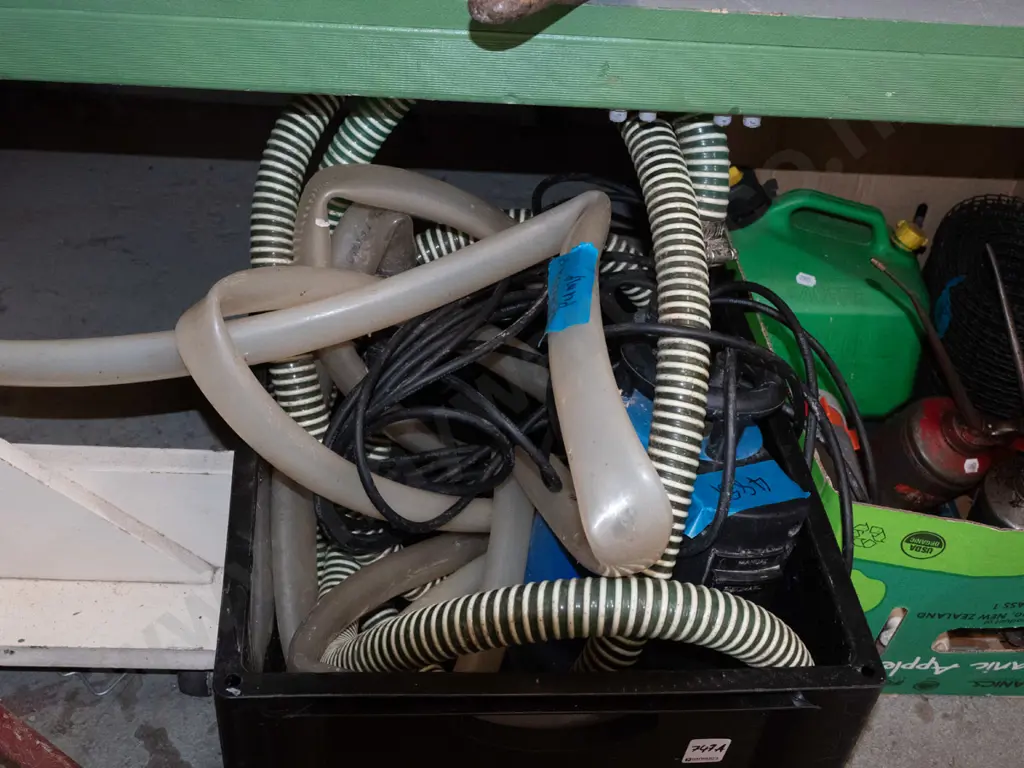 submersible pump & hoses Image 1++