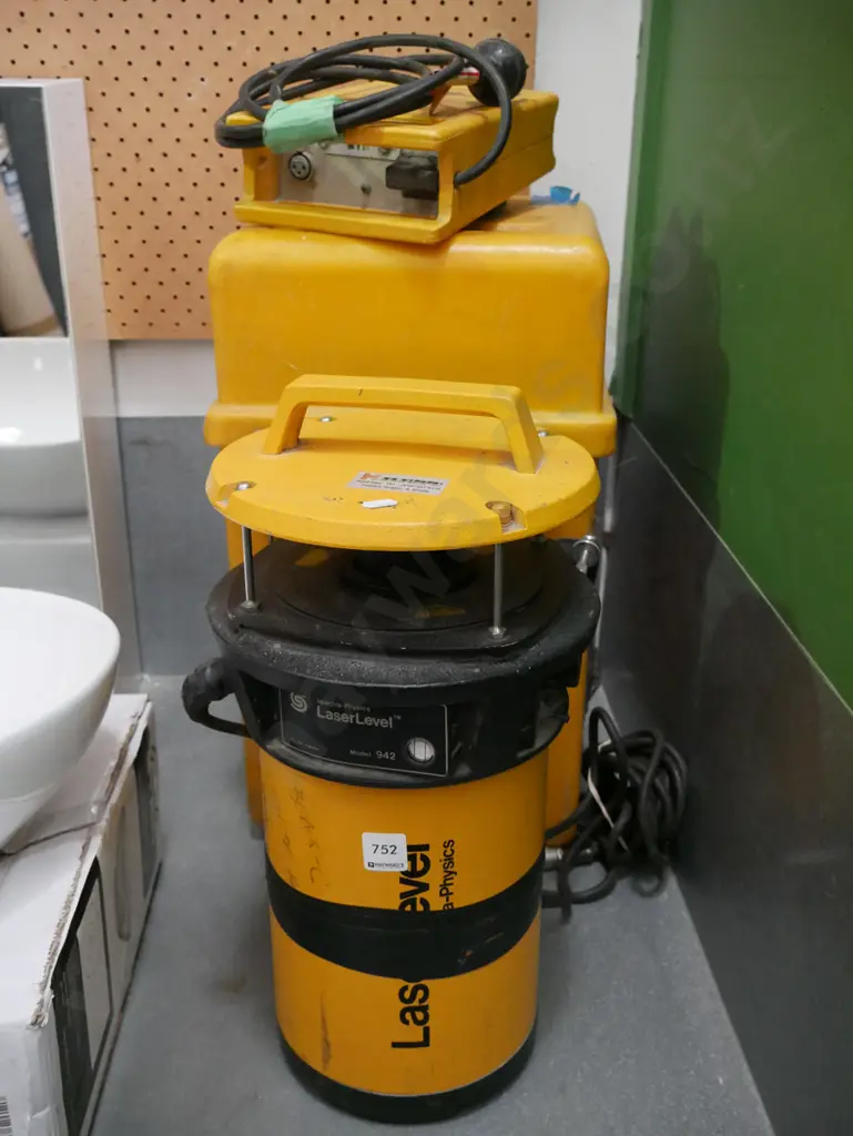 cased laser level Image 1++