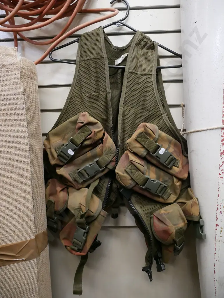 camouflage vest and numerous pockets Image 1++