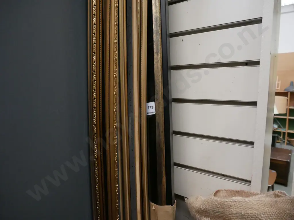 various lengths of picture framing moulds Image 1++